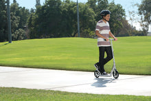 Charger l'image dans la galerie, Razor A5 DLX Scooter